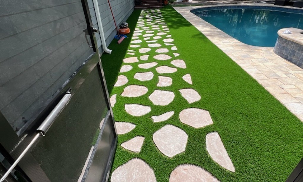 Evergreen Synthetic Grass Beautifies Florida Pool Deck