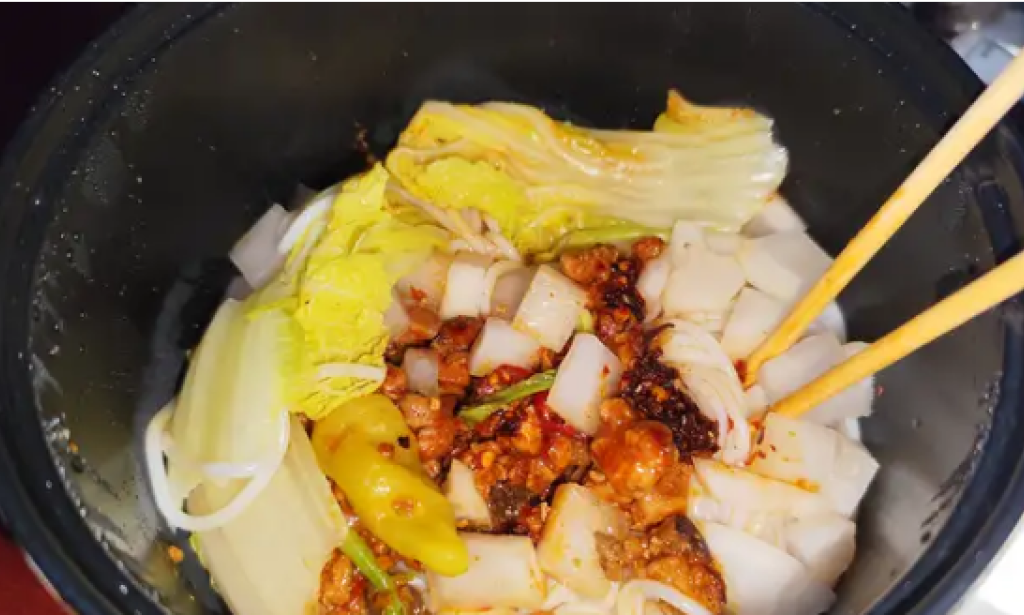 Sharing simple Chinese dishes  1. Cabbage and tofu soup (you can add a fried egg)