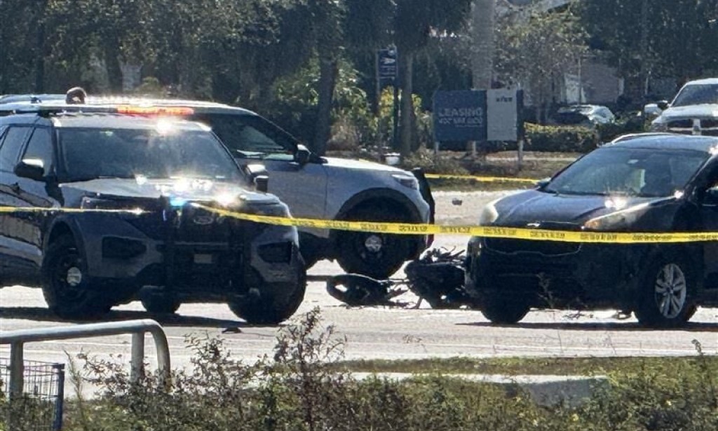 1 dead following motorcycle crash on 6 Mile Cypress Parkway in Fort Myers