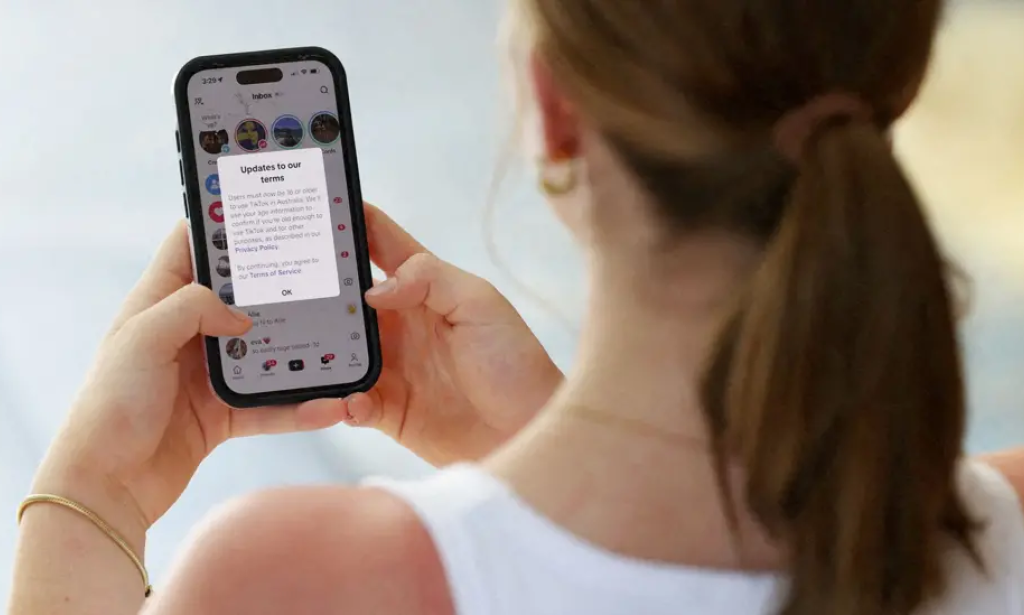 Reddit launches High Court challenge to Australia's social media ban for kids