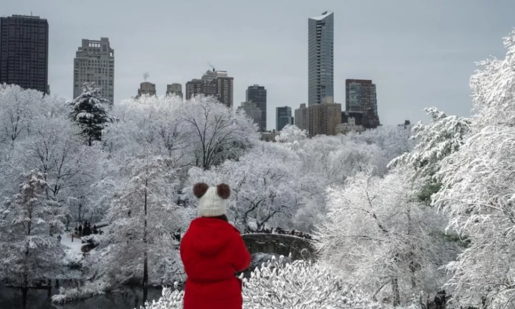 Thousands of US flights disrupted as winter storm looms